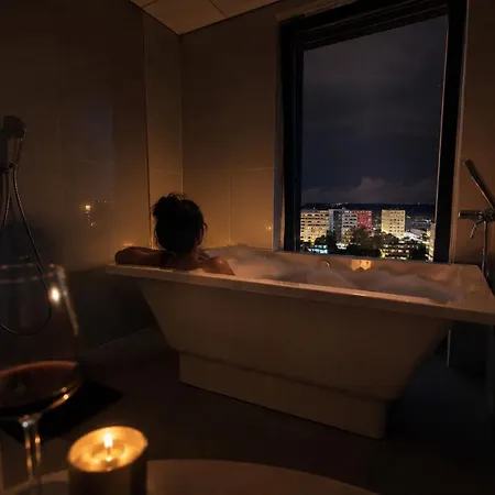アパート Skyview Luxury, Wide Monitor And Scenic Bath Window