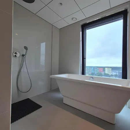 アパート Skyview Luxury, Wide Monitor And Scenic Bath Window